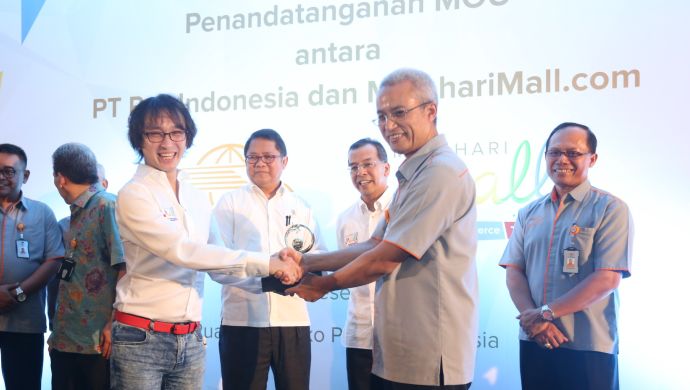 Hadi Wenas, CEO of MatahariMall, with Gilarsi WS, President Director of Pos Indonesia