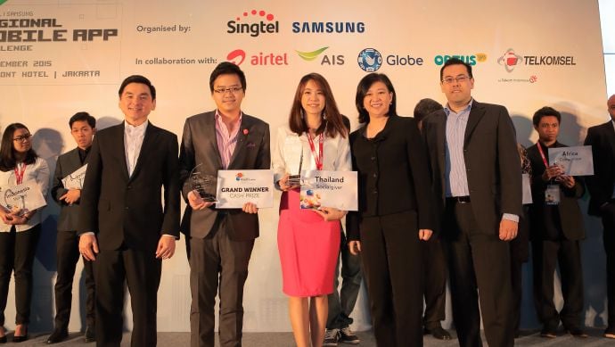 Somchai Lertsutiwong (CEO, AIS, Thailand), Arch Wongchindawest and Aliza Napartivaumnuay (Socialgiver, Grand Winner of 2015 Singtel-Samsung Regional Mobile App Challenge), Chua Sock Koong (Group CEO, Singtel), Edgar Hardless (CEO, Singtel Innov8)