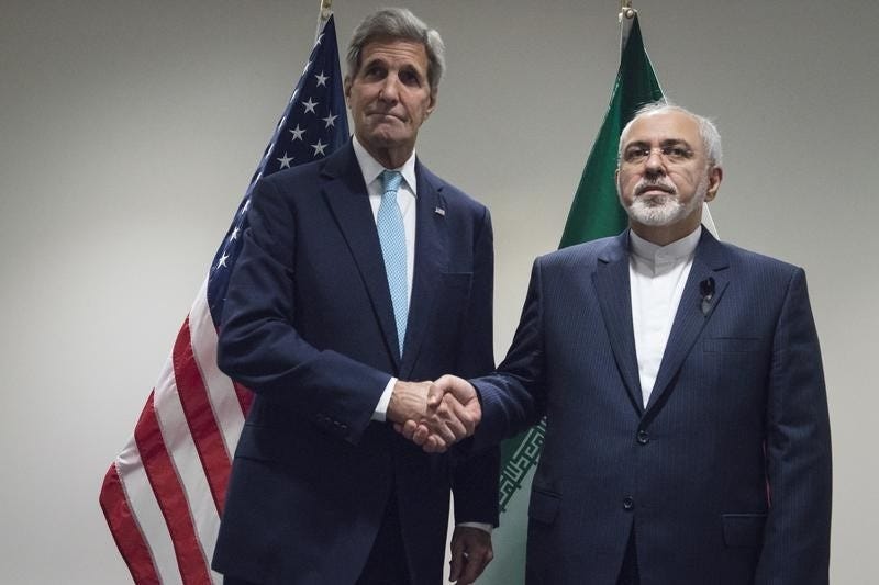 United States Secretary of State John Kerry (L) meets with Mohammad Javad Zarif,  Minister of Foreign Affairs of Iran, at the United Nations in New York, September 26, 2015. REUTERS/Stephanie Keith 