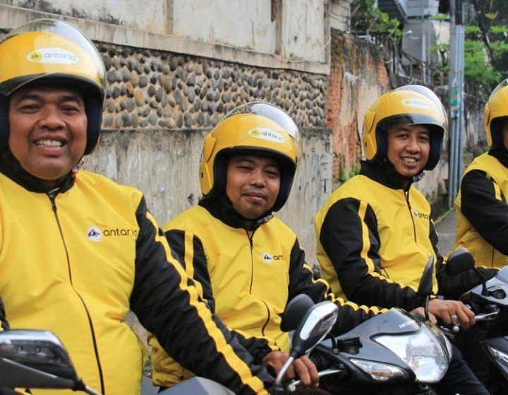 Antar.id, like Jeger Taksi, chose yellow for its uniforms