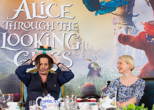 Johnny Depp y Mia Wasikowska en la rueda de prensa de Alicia a Través del Espejo