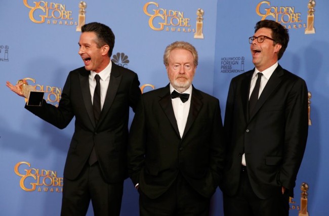 Simon Kinberg, Ridley Scott y Michael Schaefer tras ganar el Globo de Oro a la mejor comedia