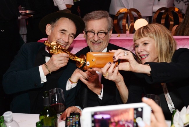 Mark Rylance, Steven Spielberg y Cate Capshaw celebran el Oscar del actor