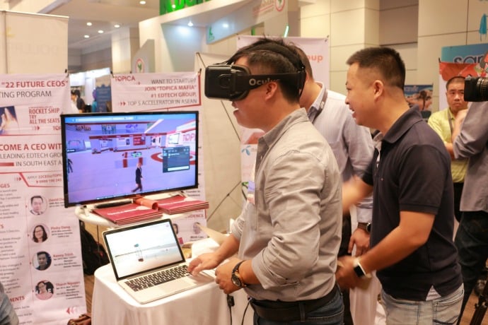 Topica team demos apps for Oculus Rift at Echelon Thailand