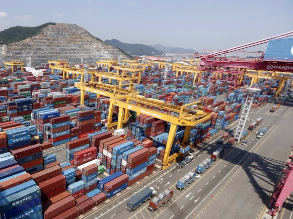 Hanjin Shipping's container terminal is seen at the Busan New Port in Busan in this August 8, 2013 file photo.   REUTERS/Lee Jae-Won
