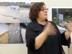 La Montserrat Soto presentant l'exposició
