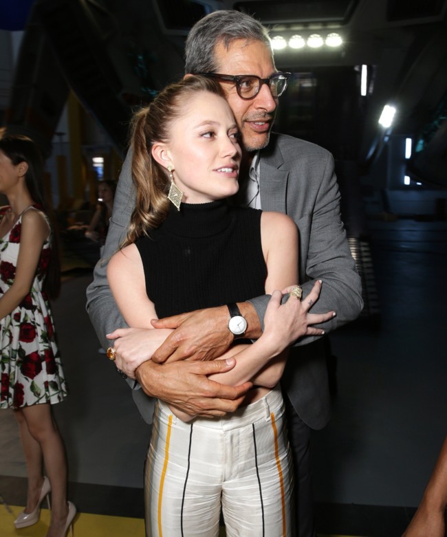 Maika Monroe con Jeff Goldblum