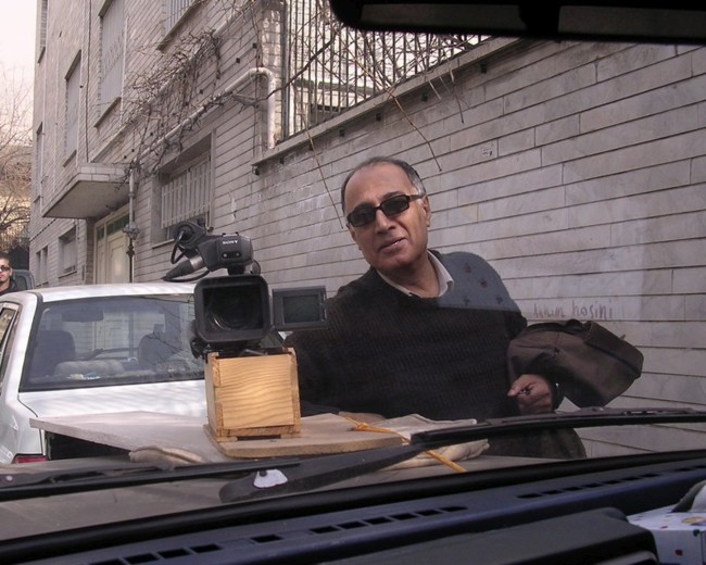 Abbas Kiarostami durante un rodaje